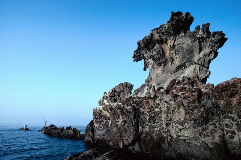 龍頭岩是濟州島其中一個自然景物,約10米高的石頭長年累月經海浪拍 龍頭岩是濟州島其中一個自然景物,約10米高的石頭長年累月經海浪拍