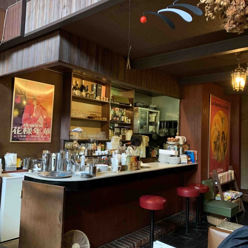 先講位置，La Madrague咖啡店所處的位置原為創立於1963年的Sebun咖啡店，店主因病