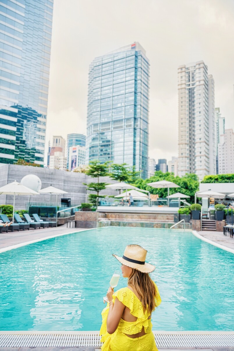 還有戶外恆溫泳池，可以讓你一邊游水一邊欣賞看城市景觀，So Chill！