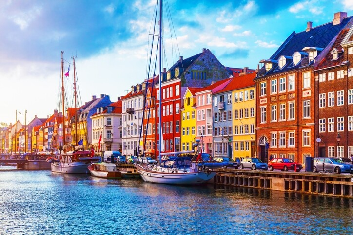 必去的是這個Nyhavn 港口 （新港）， 它是一條歷史悠久的人工運河，亦是哥本哈根