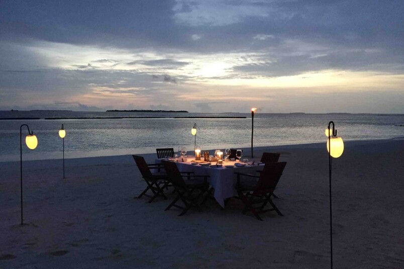 而如果你準備去求婚或慶祝週年，就一定要來個沙灘晚餐，就在星空下吃