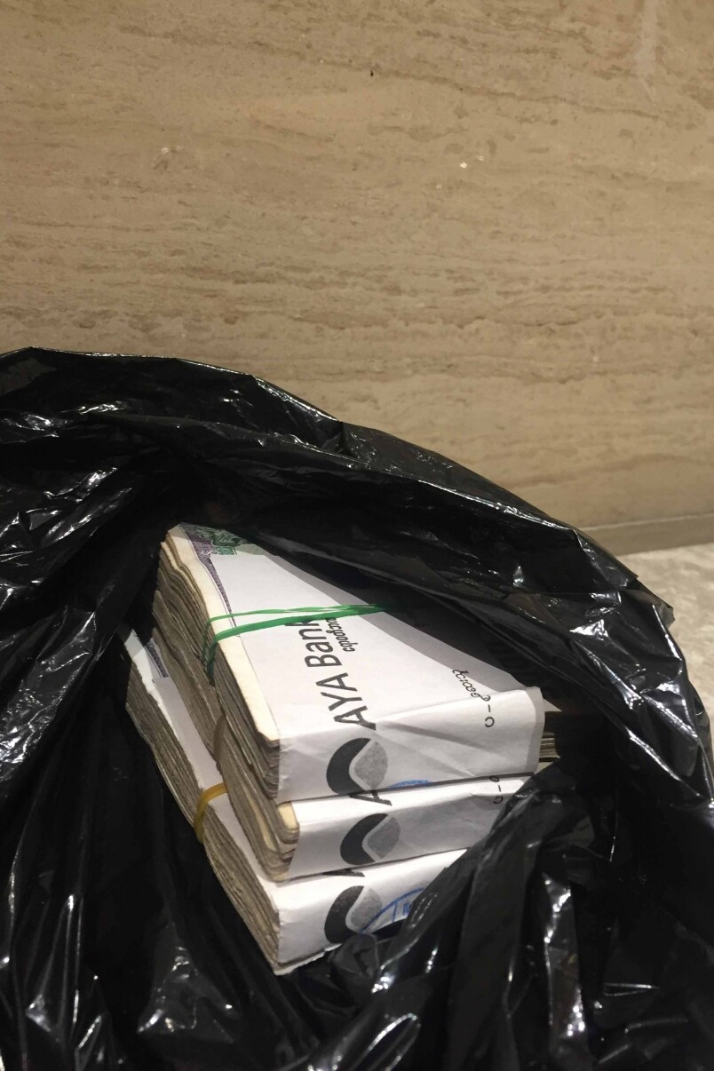 到達仰光已是晚上,在機場兌換當地貨幣就遇上了這個旅程的第一個文 到達仰光已是晚上,在機場兌換當地貨幣就遇上了這個旅程的第一個文