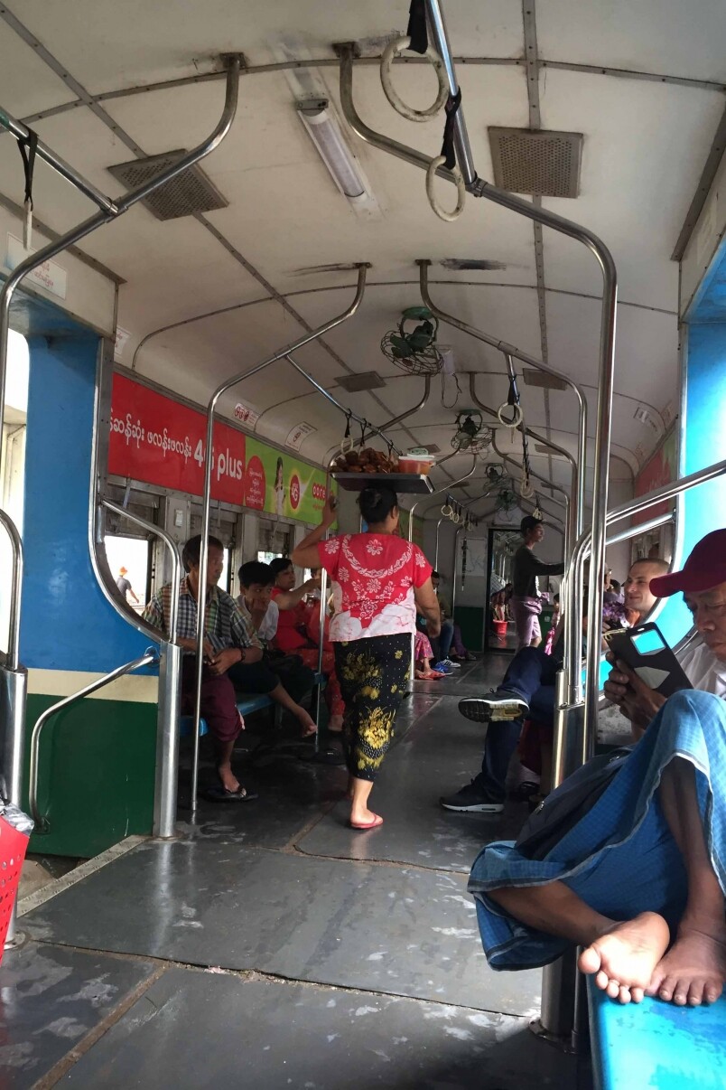 旅程上又不少走動的小販在叫賣,售賣著檳榔、串燒、水果等,途中吃著檳榔 旅程上又不少走動的小販在叫賣,售賣著檳榔、串燒、水果等,途中吃著檳榔