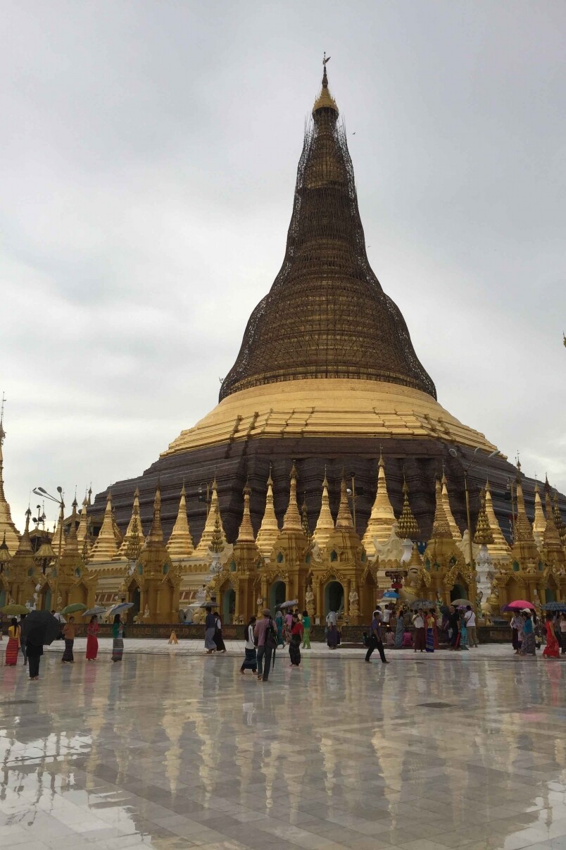 下著微微雨時要到仰光大金寺（Shwedagon Pagoda）參觀，對城市人來說是一個挑戰，因為