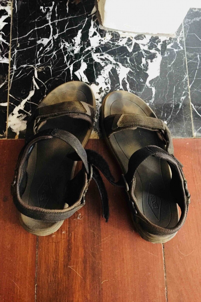 要注意的是，入佛塔需要赤腳，因此最好穿上方便的涼鞋或拖鞋，也因為泥