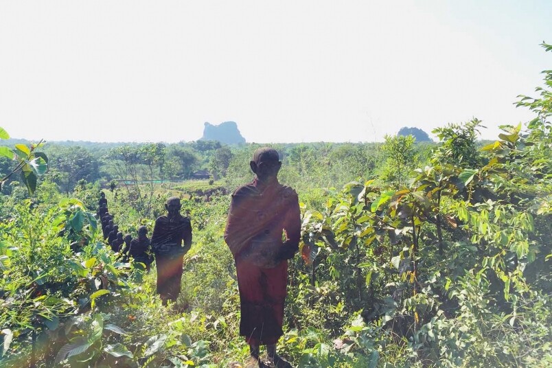 在Win Sein Taw Ya看了大佛,沿小山徑往上走,可以找到《Lonely Planet》中那一隊憎人雕像 在Win Sein Taw Ya看了大佛,沿小山徑往上走,可以找到《Lonely Planet》中那一隊憎人雕像