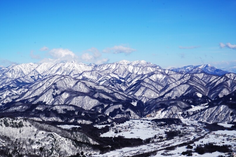 白馬谷位於長野縣北部，四面被海拔3000米級的宏偉北阿爾卑斯山包圍著