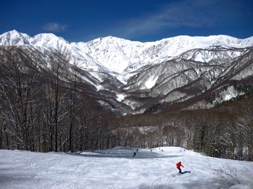沿著延綿不斷的北阿爾卑斯山,白馬谷有著九個各備特色的滑雪場,有的 沿著延綿不斷的北阿爾卑斯山,白馬谷有著九個各備特色的滑雪場,有的