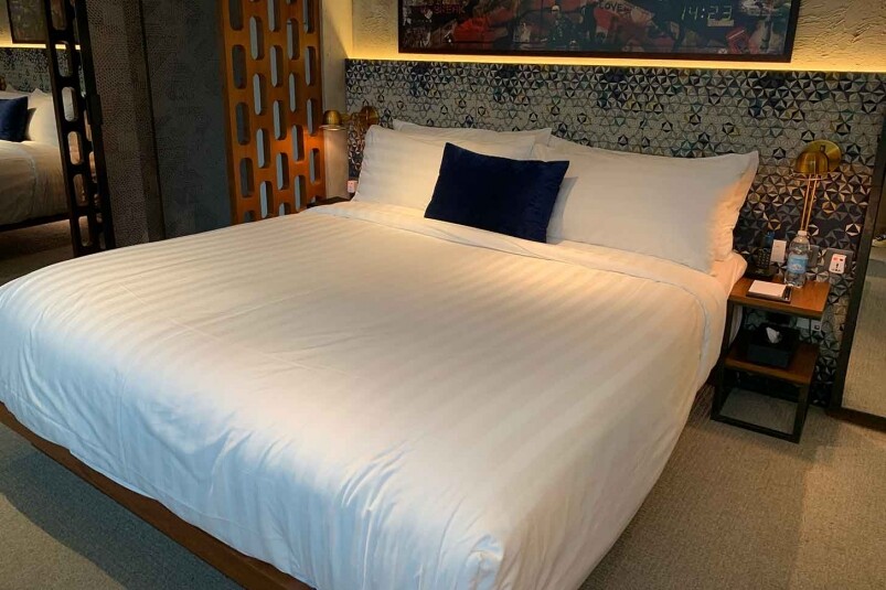 Ovolo Hotels Central的房間偏向現代的溫暖感，大床極之舒適，加上小偏廳可以讓你在