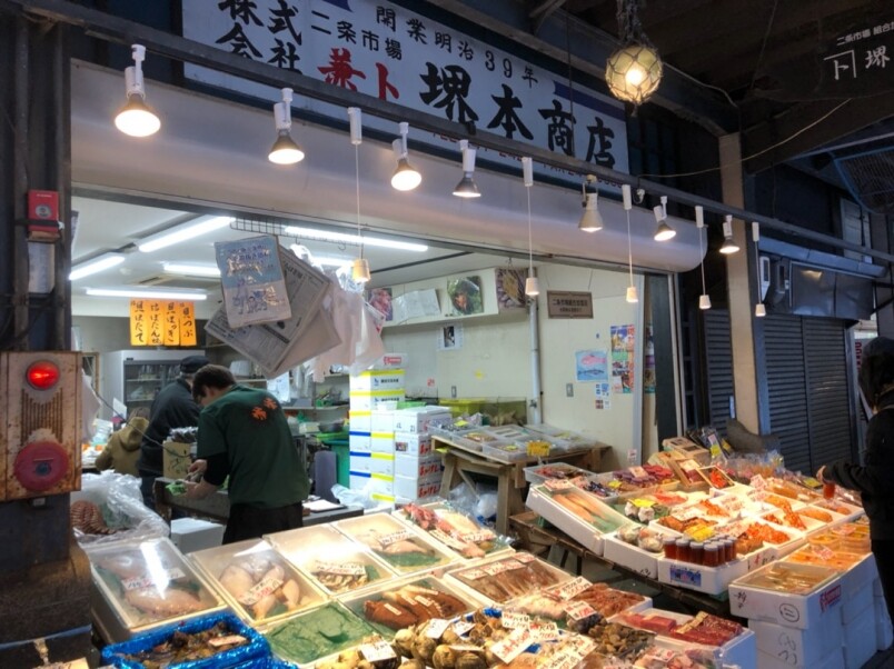 堺本商店二条市場內的外圍零售海鮮店舖選擇相當多，而筆者便選擇了