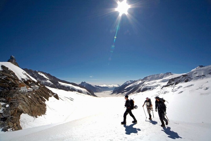 你可以選擇在雪山上健行，慢慢欣賞美景！