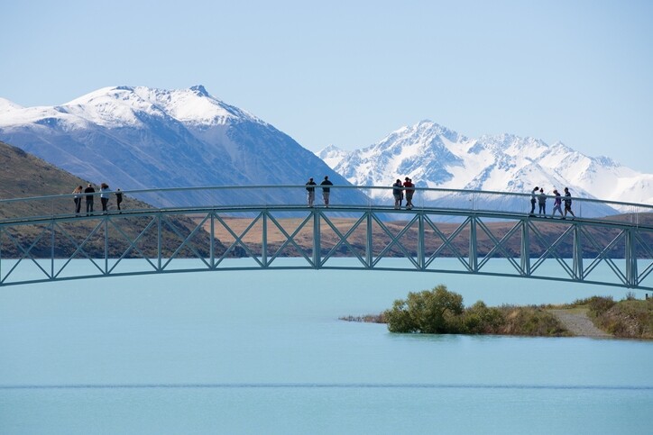 走到橋上再近距離欣賞雪山和Lake Tekapo，更令你感到大自然的震撼，而自己是