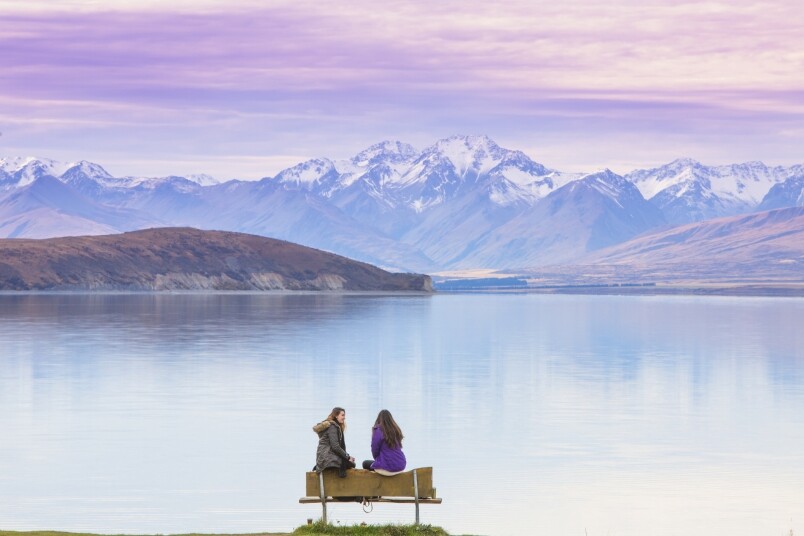 那麼療癒的美景，絕不能錯過的當然是坐在湖邊看日落，湖邊周圍都有椅