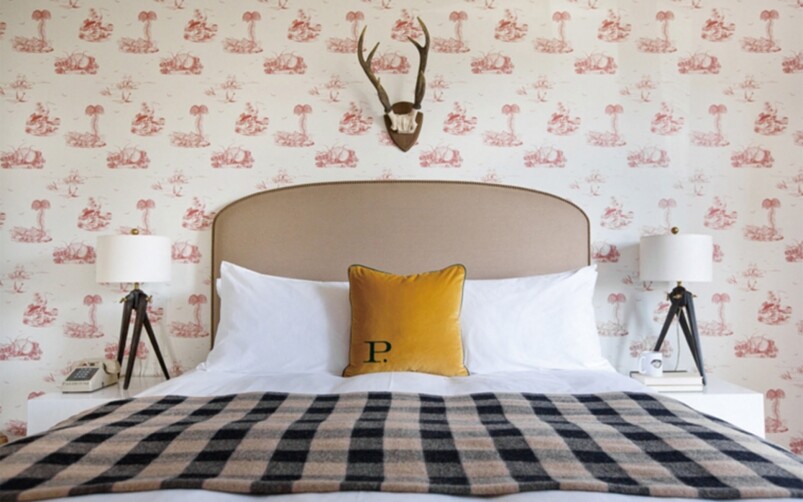 房間中的沙發上及床上攬枕繡有代表酒店「P」字，呼應著酒店的名字