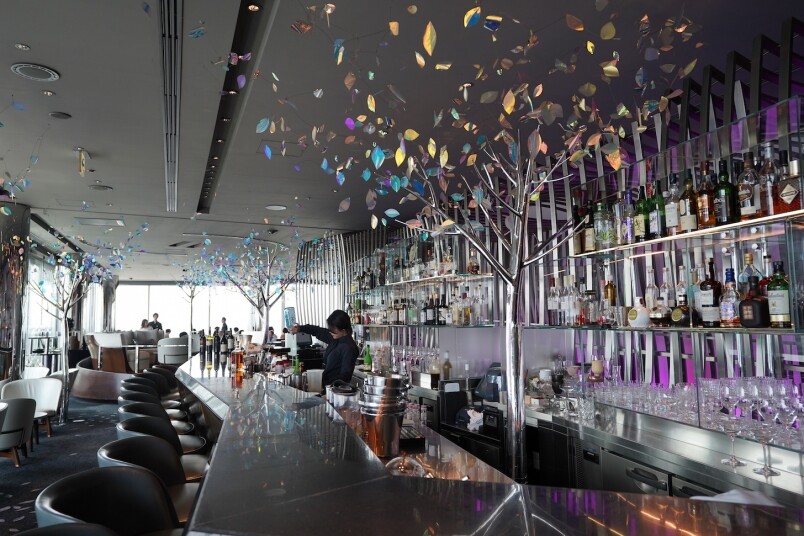 餐廳以落地玻璃設計，採光度十足。門口左方是酒吧位置，穿過金屬走廊，就