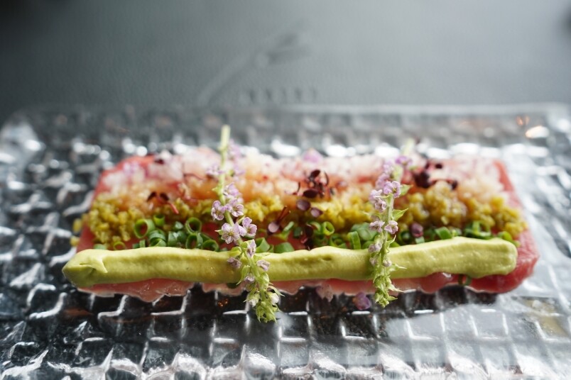 餐廳推薦有吞拿魚薄片Ehime Date Farm Tuna Carpaccio,自家製作的牛油果Wasabi沙律醬,配以香 餐廳推薦有吞拿魚薄片Ehime Date Farm Tuna Carpaccio,自家製作的牛油果Wasabi沙律醬,配以香