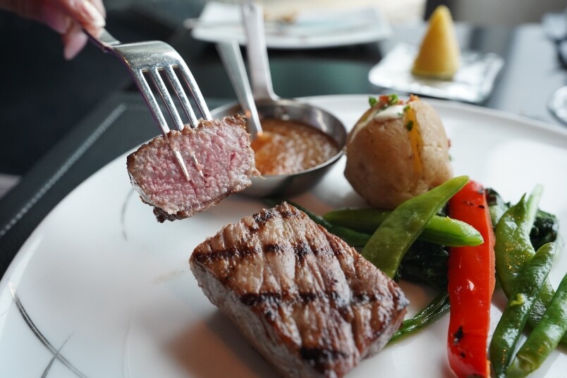 至於主菜,必定要是這裏的Grill dish。餐廳以Grill作主打,備有特製的烤爐,特別推 至於主菜,必定要是這裏的Grill dish。餐廳以Grill作主打,備有特製的烤爐,特別推