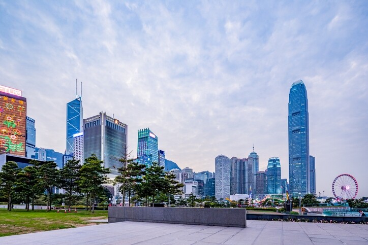 在這個角度拍照一流,因為可以拍到高聳入雲的建築的全景。添馬公園地 在這個角度拍照一流,因為可以拍到高聳入雲的建築的全景。添馬公園地