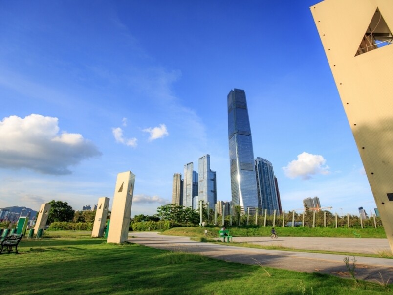躺在這廣闊的草地上,一仰頭便可以看到藍藍的天空。 躺在這廣闊的草地上,一仰頭便可以看到藍藍的天空。