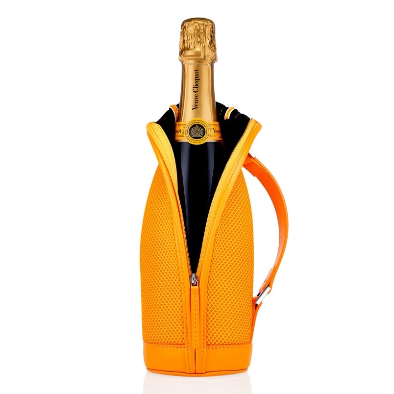 Veuve Clicquot今回推出冰衣特別包裝，完全是一款超現代設計的香檳冰鎮器，用上