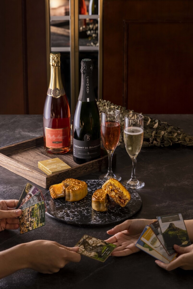 這款以黑比諾(Pinot Noir)與佳美(Gamy)葡萄混合調配釀製的布爾岡粉紅氣泡酒,散 這款以黑比諾(Pinot Noir)與佳美(Gamy)葡萄混合調配釀製的布爾岡粉紅氣泡酒,散