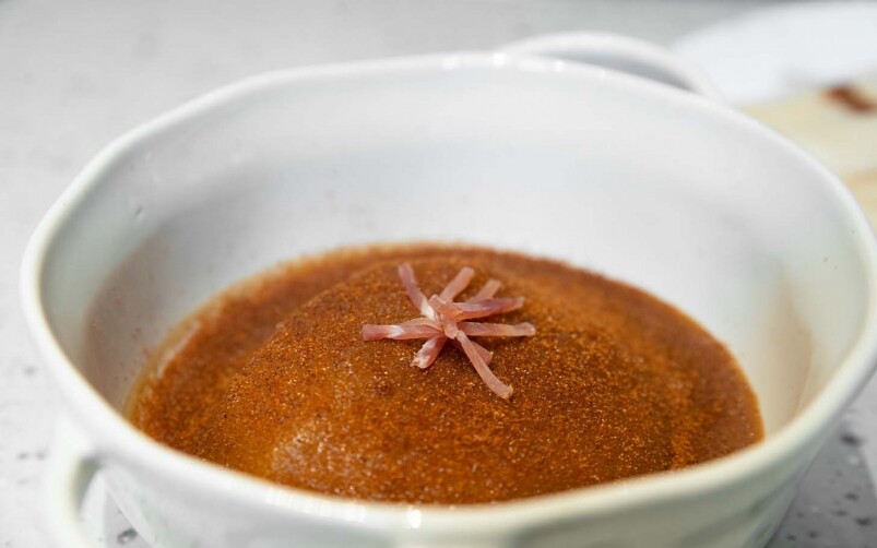 蝦籽柚皮 (HK$98) ，是一道傳統粵菜，製作工序繁複 。以永華秘製的上湯包括鯪