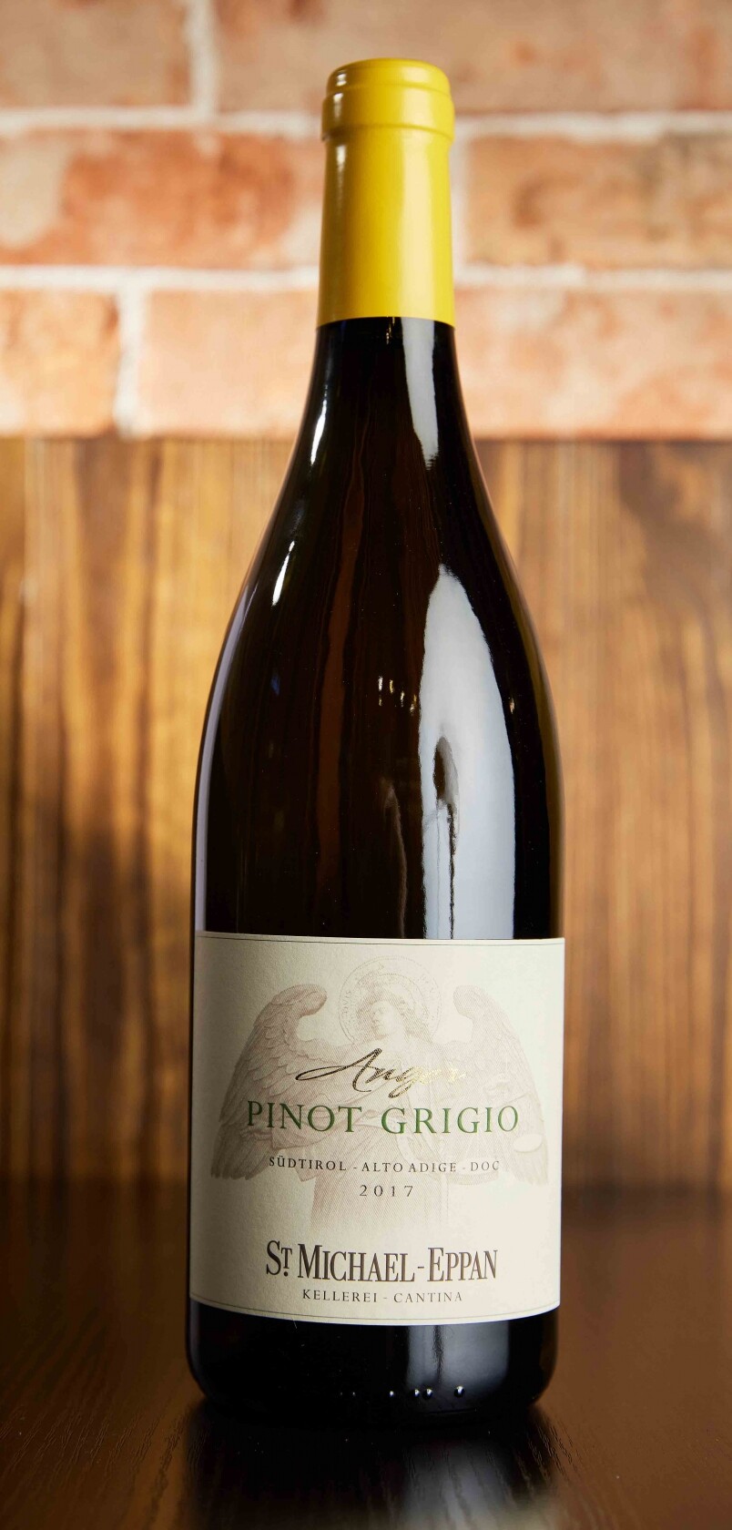 Cantina San Michele Appiano 2017 $198這一瓶Pinot Grigio有著成熟蘋果、啤梨和熱帶水果的香氣. Kerry Wines Limited Cantina San Michele Appiano 2017 $198這一瓶Pinot Grigio有著成熟蘋果、啤梨和熱帶水果的香氣. Kerry Wines Limited