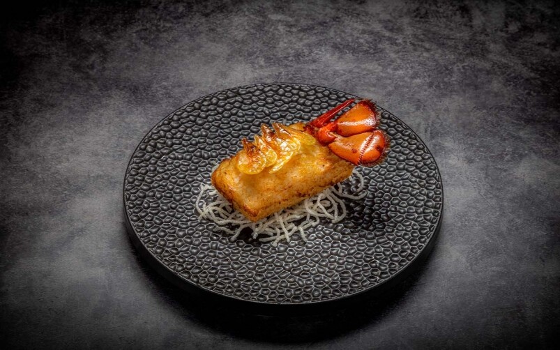 「金黃鍋貼龍蝦尾」(HK$200) ，以懷舊的鍋貼明蝦為基礎，坊間多稱為「蝦多士」，今次