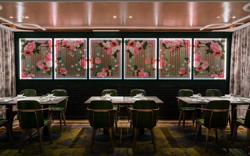 設計師以牡丹花粉紅及綠葉的兩大主色調，取代過往傳統中式酒家的紅