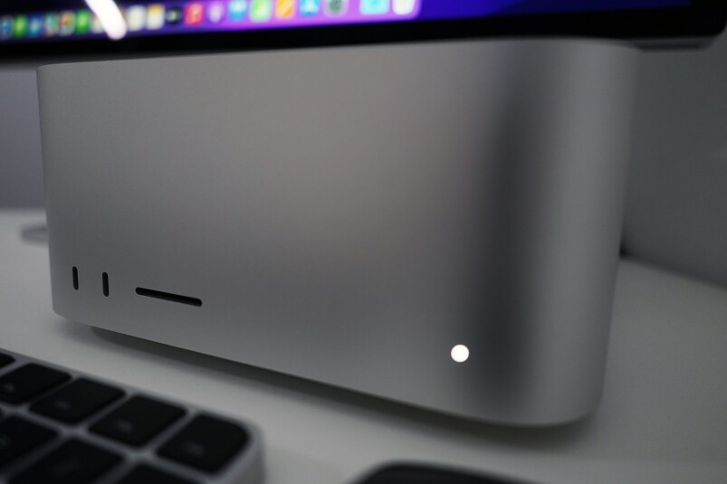 Mac Studio機身的正面非常簡約，右下角一盞顯示燈，左下角是﻿2個 USB-C插口，以