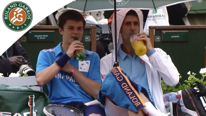 祖高域Novak Djokovic年前的一條片段，於法國公開賽上，突然下起雨來，他竟邀請為
