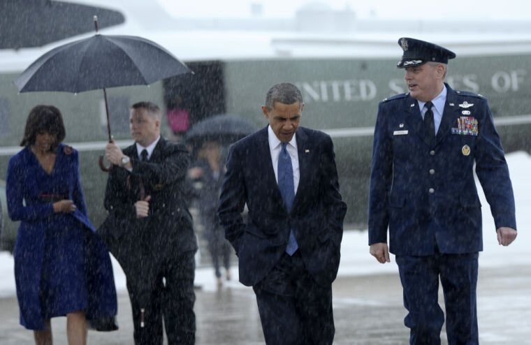 美國軍人穿起軍服時，不能舉傘。好的，奧巴馬見你要淋雨嗎？我跟你一起，走