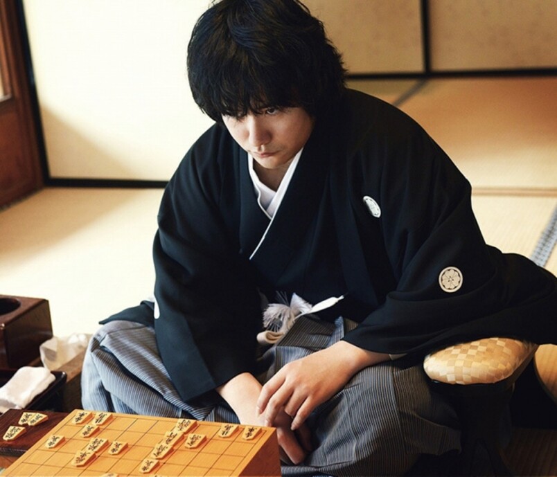 松山在2016為演出《聖の青春》的天才棋手村山聖，務求還完角色，他為此增肥