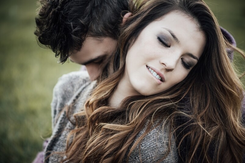 除此之外，與伴侶的親密接觸如做愛和親吻會令大腦分泌催產素(oxytocin)。不要