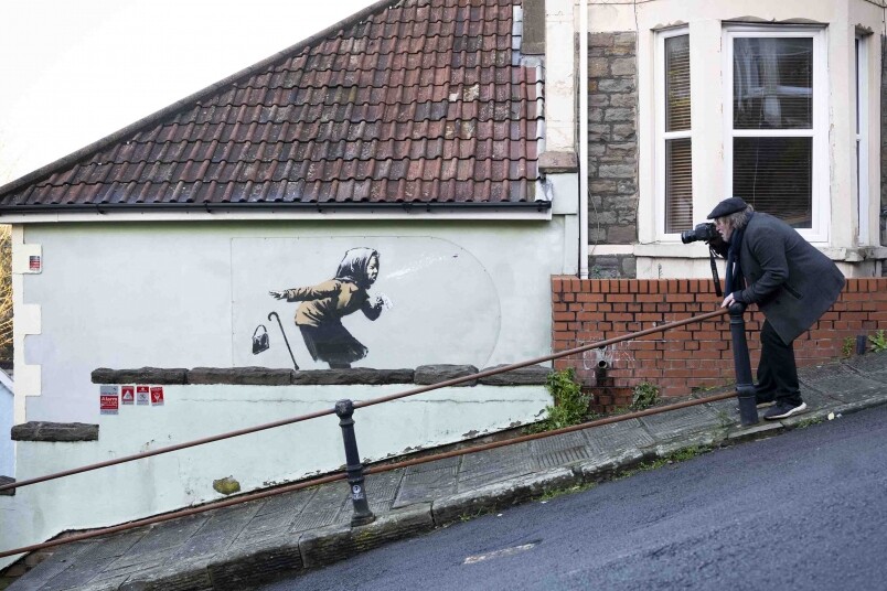 第二位的Banksy也絕對不驚喜，自從拍賣會上的「碎畫機」表演震驚全世界後，今