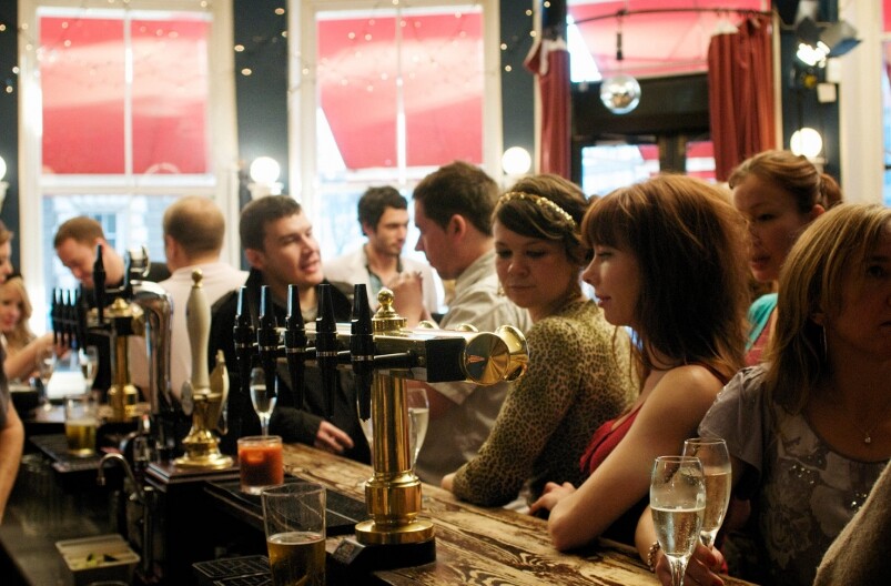 由於年輕人傾向減少面對面的社交習慣，酒吧業大環境其實是有些微向