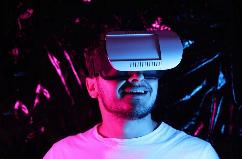 元宇宙就像巨大的VR（虛擬實境），戴上VR眼鏡或者其他設備，我們就可以進