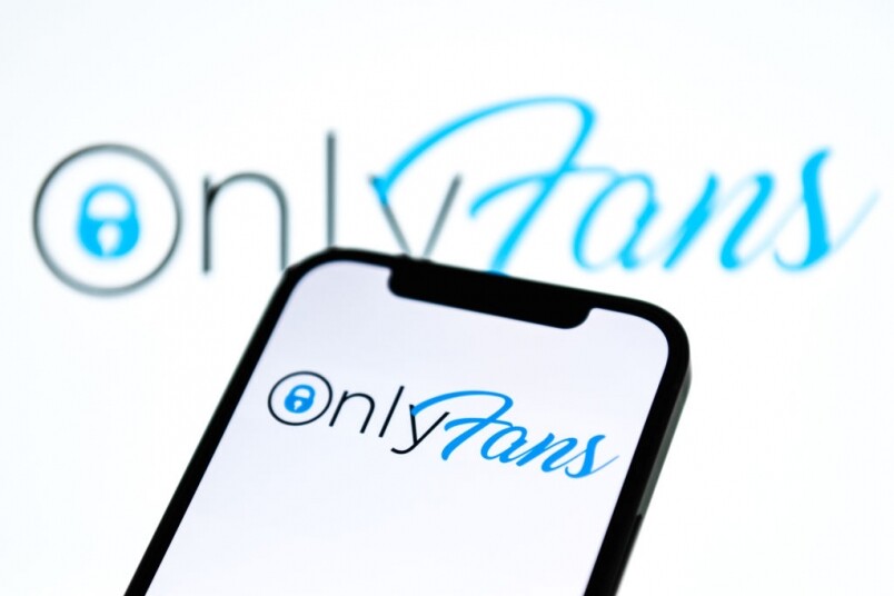 於8月19日，OnlyFans宣佈，OnlyFans將從10月1日開始禁止播放含有「露骨性行為」之內