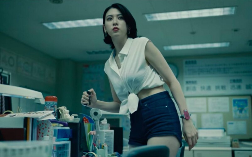 三吉彩花飾演海濱美女幹部安梨鶴奈，集冷豔、性感於一身，雖然年紀輕輕