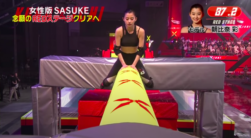 朝比奈彩更曾上過日本TBS電視台的運動娛樂節目《極限體能王Sasuke》，挑戰多