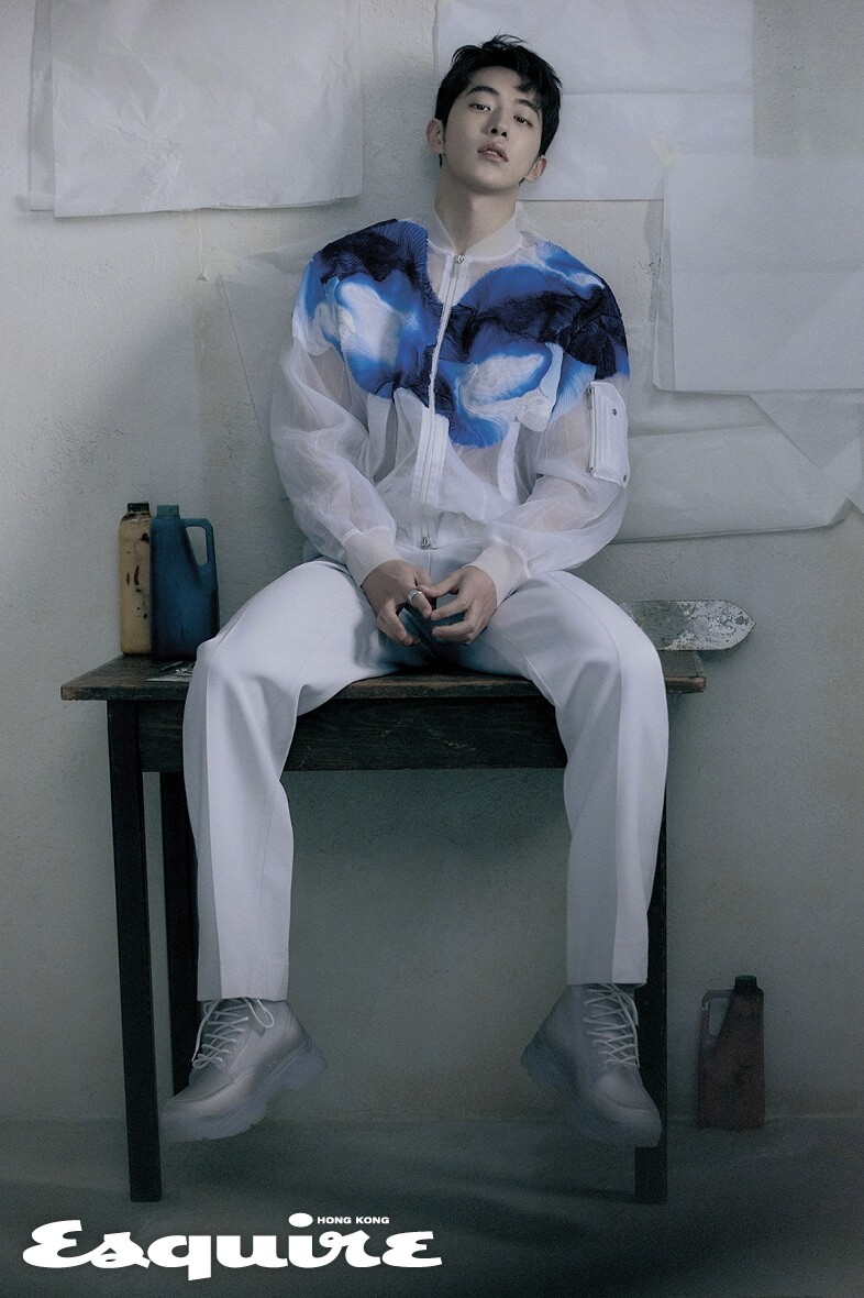 Dior Men藍色打摺飾面透明外套、白色長褲、透明膠質裸靴及戒指