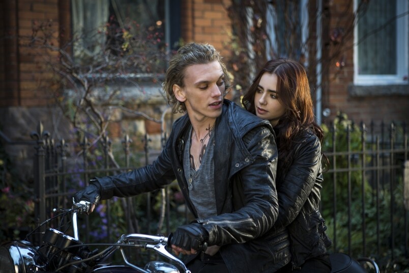 於2013年上映的《The Mortal Instruments: City of Bones》）（魔都獵人：骸骨之城）之中，Lily Collins又帶來完全不