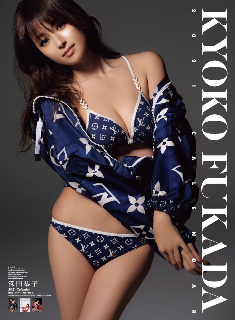 深田恭子新發佈的2021年月曆以不同品牌的性感泳衣為主題，像是Louis Vuitton般