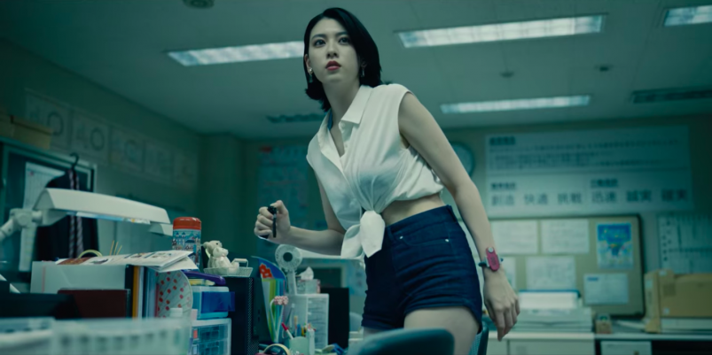 三吉彩花在《今際之國的有栖》裡飾演海濱美女幹部安，是警視廳鑑定科的