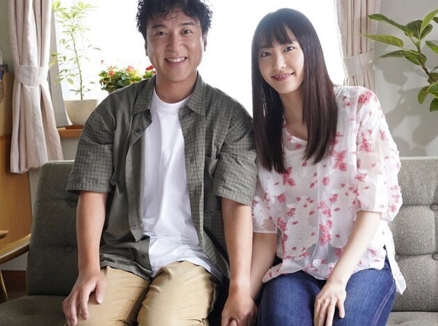 她最新的電視劇由福田雄一編劇、室剛主演的《傻瓜父親青春白書》，飾演的