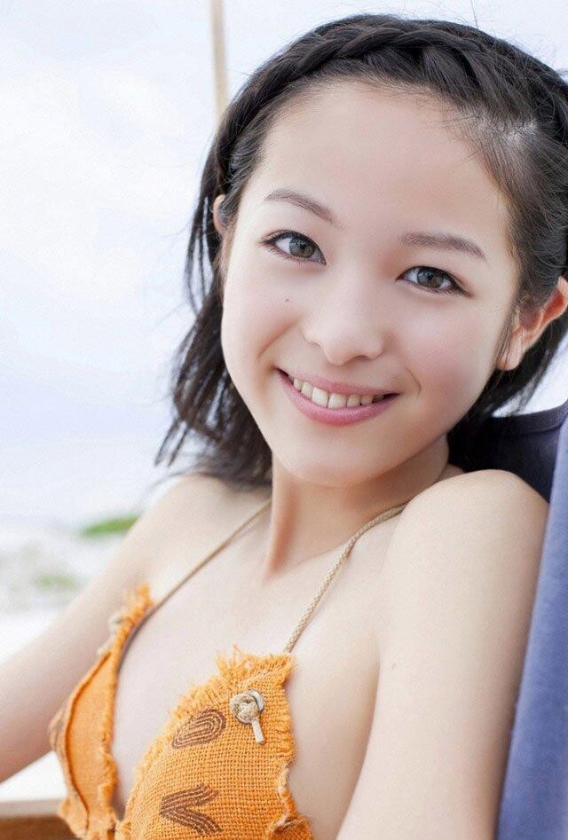 也許是這份赤子之心,就連大她10歲的生田真斗也被她迷到。 也許是這份赤子之心,就連大她10歲的生田真斗也被她迷到。