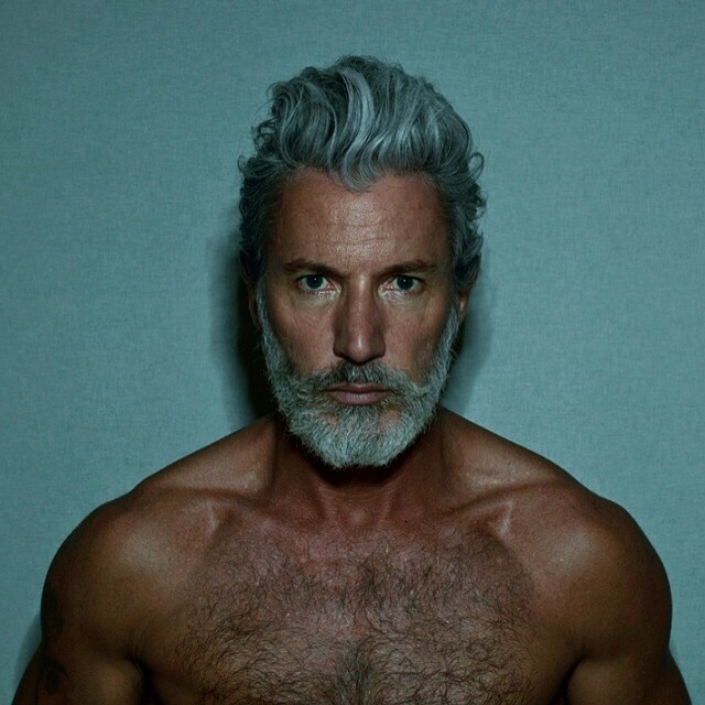 現年55歲的Aiden Brady 是一名專業的男模特兒，但轉型成今時今日的型佬熟男