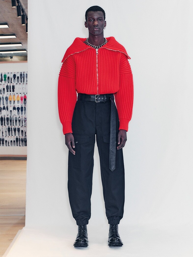 紅色羊毛茄士咩粗羅紋針織樽領拉鍊的開襟外套，襯以黑色厚棉華達呢