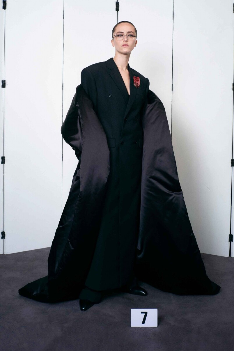 自1967年創始人Cristóbal Balenciaga 先生離開時尚界後，Balenciaga第一次重啟高級訂製系列。系
