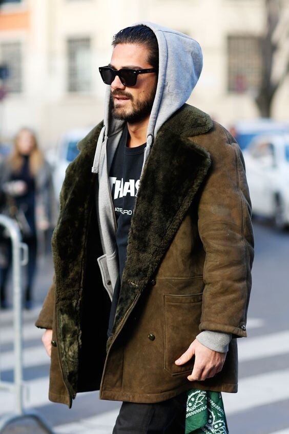 要令連帽衛衣Hoodies造型看起來更奢華當然要襯上感覺高貴的shearling coat，注意顏